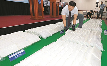 ▲押収されたコカイン。釜山地方検察庁麻薬犯罪特別捜査チームは6日、釜山市蓮堤区の検察庁会議室で会見を行う前に釜山本部税関との協力で押収したコカイン600キログラムを公開した。／キム・ドンファン記者