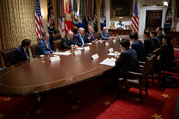 ▲米ワシントンのホワイトハウスで関税交渉を行う米国のトランプ大統領と韓国の具潤哲（ク・ユンチョル）経済副首相兼企画経済部（省に相当）長官ら交渉団。7月30日撮影。／ベッセント財務長官のX