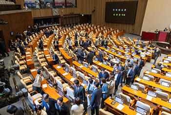 ▲今月5日、ソウル・汝矣島の韓国国会議事堂で行われた本会議で、放送文化振興会法の一部改正法律案（代案）に対する金張謙（キム・ジャンギョム）議員＝国民の力所属＝のフィリバスター（無制限討論による議事妨害）が始まり、与党・共に民主党所属議員たちが本会議場を離れていく様子。写真＝キム・ジホ記者