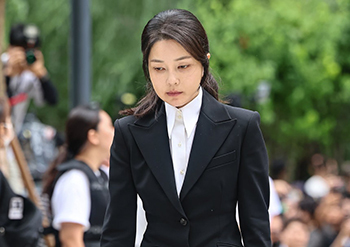 ▲尹錫悦・前大統領の金建希夫人が8月6日、ソウル市鍾路区に立ち上げられた金建希特別検事チーム（特別検事：閔中基〈ミン・ジュンギ〉）の事務室で事情聴取を受けるため出頭したところ。／写真＝ニュース1