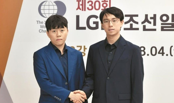 ▲申旻埈（シン・ミンジュン）九段＝写真左＝と一力遼九段＝同右＝。写真＝韓国棋院