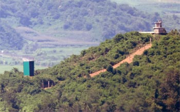 ▲京畿道坡州市の烏頭山統一展望台から見た黄海北道開豊郡に設置された北朝鮮の拡声器。10日撮影。／NEWSIS