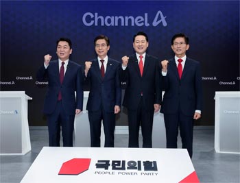 ▲10日、初のテレビ討論に臨んだ韓国野党・国民の力の党代表候補者たち。写真左から、安哲秀（アン・チョルス）候補、趙慶泰（チョ・ギョンテ）候補、張東赫（チャン・ドンヒョク）候補、金文洙（キム・ムンス）候補。写真＝国会写真記者団