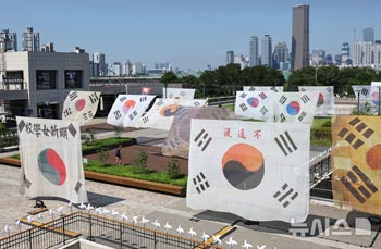 ノドゥル島に展示された「歴史の中の大型太極旗」　／ソウル