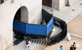 落書きで毀損された光化門の石垣の復旧作業