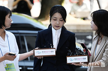 令状実質審査でソウル地検に出頭した金建希夫人