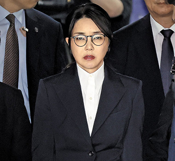 ▲尹錫悦・前大統領の配偶者である金建希夫人が12日午後、ソウル市瑞草区のソウル中央地裁で勾留状の実質審査を終え、歩いて出てきたところ。金夫人はこの日、4時間25分にわたる勾留状実質審査を受けた。／写真＝写真共同取材団