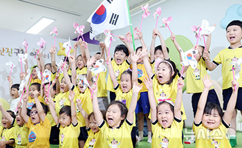 太極旗風車を持って「大韓独立万歳」