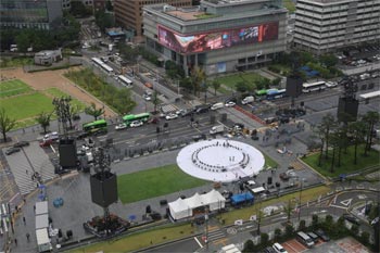 ▲ソウル都心の光化門広場に設置された光復節記念行事のステージ。13日撮影。韓国大統領府は光復節記念行事と同時に執り行われる李在明（イ・ジェミョン）大統領国民任命式に約1万人を招待する予定だ。／news1
