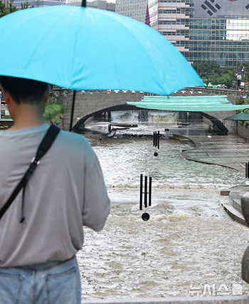 大雨続く韓国中部地方…立入規制された清渓川　／ソウル