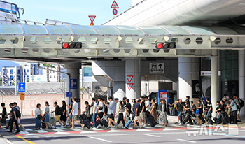 「光復節連休」で混雑する済州空港