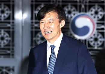 ▲李在明（イ・ジェミョン）政権初の特別赦免・復権の対象になった曺国（チョ・グク）祖国革新党前代表が15日未明、ソウル市九老区のソウル南部刑務所を出た時の様子。写真＝news 1