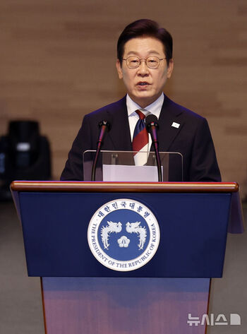 光復節記念式典であいさつする李在明大統領