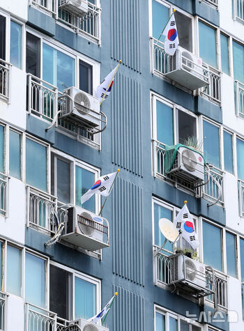 80周年の光復節、太極旗を掲揚したマンション