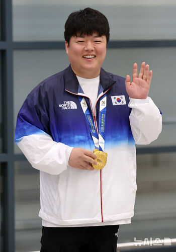 金メダルを首にかけて帰国したビリヤードのワールドチャンピオン、チョン・ミョンウ