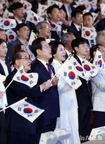 光復節の歌を斉唱しつつ太極旗を振る李在明大統領