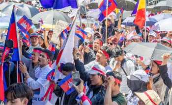 ▲7月27日、ソウル市鍾路区の普信閣前で韓国に住んでいるカンボジア人が最近、国境紛争があったタイを糾弾する集会を開いている。一部の参加者は韓国語で「タイが先に攻撃しました」と書かれたプラカードと太極旗を振りかざしている。／キム・ジホ記者