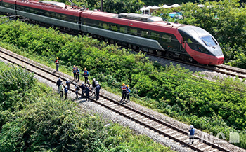 京釜線ムグンファ号に線路作業員7人がひかれ2人が死亡