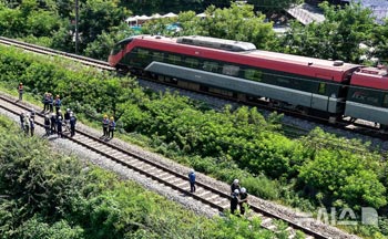 京釜線ムグンファ号に線路作業員7人がひかれ2人が死亡