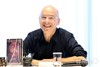 作家ベルナール・ウェルベルの新刊記者懇談会