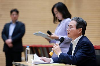 ▲金容範政策室長が20日、ソウル市竜山区の大統領室庁舎で開かれた主要3室長記者懇談会で発言しているところ。／写真＝NEWSIS