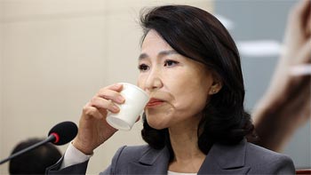 ▲20日、ソウル・汝矣島の韓国国会議事堂で行われた科学技術情報放送通信委員会の全体会議で、水を飲む李真淑（イ・ジンスク）放送通信委員長。写真＝聯合ニュース