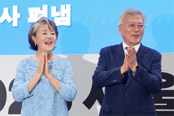 ▲文在寅（ムン・ジェイン）元大統領＝写真右＝と金正淑（キム・ジョンスク）夫人＝同左＝。写真＝聯合ニュース