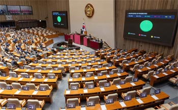 ▲21日、ソウル・汝矣島の韓国国会本会議で、放送文化振興会法の一部改正法律案が通過した。写真＝聯合ニュース