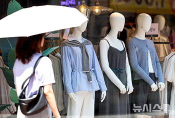 「処暑」間近でも36度…ショーウィンドウにだけ訪れた秋