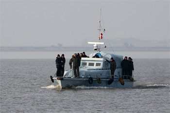 ▲南北共同の水路調査のため韓国側調査団の船舶が停泊する地域に到着した北朝鮮側調査団。2018年11月5日撮影。韓国と北朝鮮は漢江と臨津江河口の共同利用（南北共同利用水域）に向けた調査を行った。／朝鮮日報DB