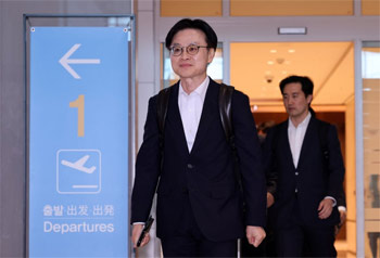 ▲金正官・産業通商資源相が8月22日、仁川国際空港第2ターミナル経由で米国ワシントンDCに向けて出発した。／写真＝ニュース1