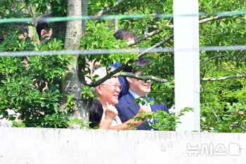 「特赦で出所」曺国前代表が文元大統領宅を訪問　／慶尚南道