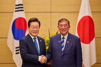 ▲1泊2日の日程で日本を訪問した韓国の李在明大統領が23日、東京の総理官邸で石破茂首相と韓日首脳会談を行い、握手している。／写真＝聯合ニュース