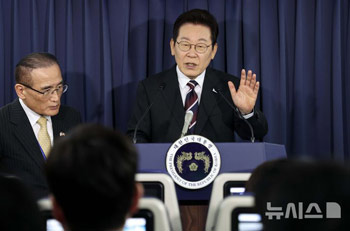 李在明大統領、韓国空軍1号機の中で記者懇談会