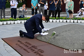 盧武鉉・元大統領の墓参りをする曺国・前祖国革新党代表