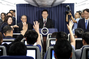 ▲24日（現地時間）、東京・羽田空港を離陸した後、韓米首脳会談のために米ワシントンに向かう韓国空軍1号機（大統領専用機）の機内で記者懇談会を行い、報道陣の質問を受ける李在明（イ・ジェミョン）大統領。写真＝聯合ニュース
