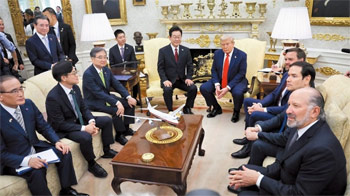 ▲韓国の李在明大統領と米国のドナルド・トランプ大統領が25日（現地時間）、ワシントンのホワイトハウスの大統領執務室で首脳会談を行っているところ。両国の主なブレーンも陪席している。／写真＝NEWSIS
