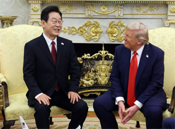 ▲韓国の李在明大統領と米国のドナルド・トランプ大統領が25日（現地時間）、米国ワシントンのホワイトハウスで首脳会談を行っているところ。／写真＝聯合ニュース