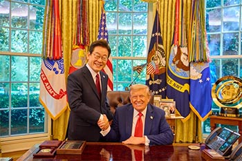 ▲韓国の李在明（イ・ジェミョン）大統領が25日（現地時間）、米国ワシントンDCのホワイトハウスで開かれた韓米首脳会談を終え、米国のドナルド・トランプ大統領と記念撮影をしているところ。写真＝共同取材／NEWSIS