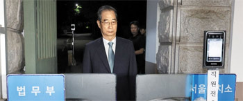 ▲27日夜、京畿道義王市のソウル拘置所を出る韓悳洙（ハン・ドクス）前首相。写真＝聯合ニュース