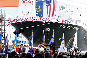 ▲米フィラデルフィアのハンファ・フィリー造船所で米海洋大気庁が発注した多目的船「ステート・オブ・メーン」の命名式に出席し祝辞を述べる李在明（イ・ジェミョン）大統領。／NEWSIS