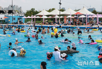 「営業最終日も漢江公園プールは大にぎわい」　／ソウル