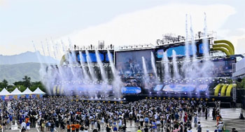 ▲江原特別自治道束草市長沙洞のハンファリゾート雪岳ソラノで開催された「ウォーターボム束草2025」。8月23日には1万5000人以上の来場客が訪れた。／束草市