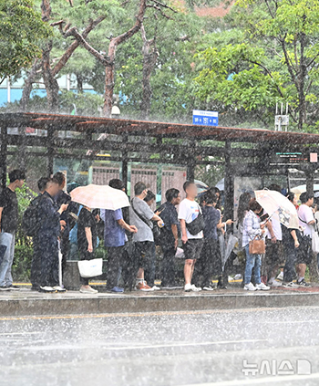 出勤時間に降る雨　／京畿道