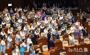 韓服を着た共に民主党所属議員