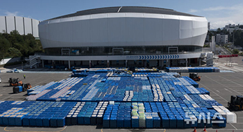 江陵オリンピックパーク・アリーナの駐車場に積まれたミネラルウォーター