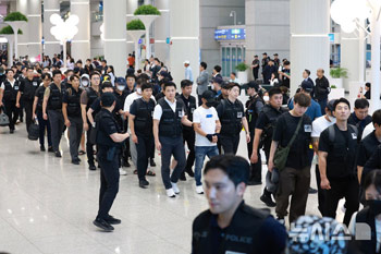 フィリピンから強制送還された海外逃亡の韓国人容疑者たち　／仁川