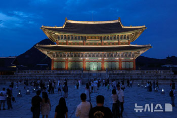 夜間観覧でにぎわう景福宮　／ソウル