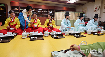 韓国の伝統文化「茶礼」を体験する外国人留学生たち　／仁川