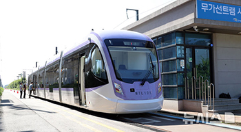 予備走行試験を行う慰礼線TRAM